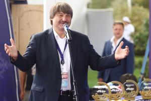 International mas-wrestling teams clash again on Russky Island
